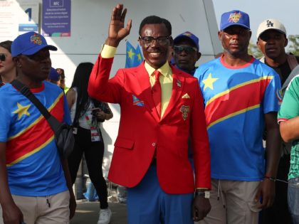 El aficionado estatua ‘Lumumba Vea' llega al partido de RD de Congo contra Colombia