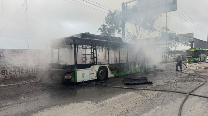 Se incendia camión urbano en Apodaca; pasajeros logran salir a tiempo
