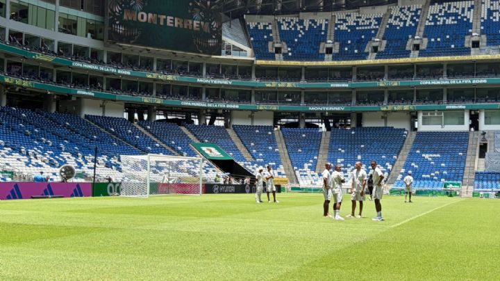 Jugadores de Sudáfrica reconocen la cancha del Estadio Monterrey con todo y sombrero