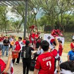 Afición de Corea del Sur vive la fiesta mexicana previo al partido en el Estadio Monterrey
