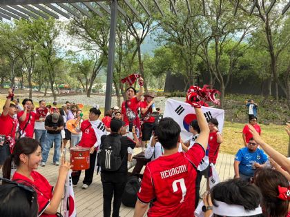 Afición de Corea del Sur vive la fiesta mexicana previo al partido en el Estadio Monterrey