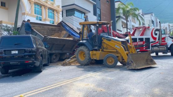 Camión de volteo se queda sin frenos e impacta a 5 autos en Pedregal la Silla, MTY