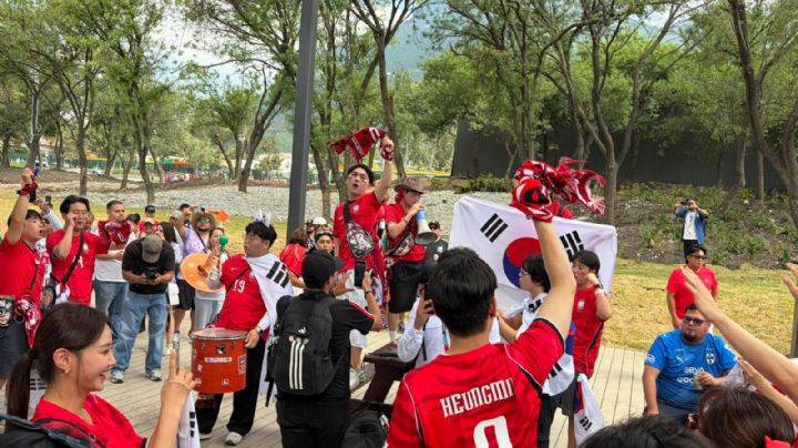 Afición de Corea del Sur vive la fiesta mexicana previo al partido en el Estadio Monterrey