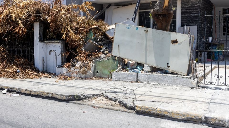 En plena zona centro abundan áreas en las que el transeúnte se tiene que bajar de la banqueta por falta de espacio.