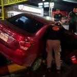 Joven queda atrapado al estrellar su auto en avenida Paseo de los Leones