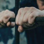 Hombre detenido por golpear a su madre muere en celdas de Monterrey