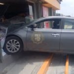 Conductor estrella su auto contra tienda de conveniencia en Escobedo