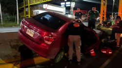 Joven queda atrapado al estrellar su auto en avenida Paseo de los Leones
