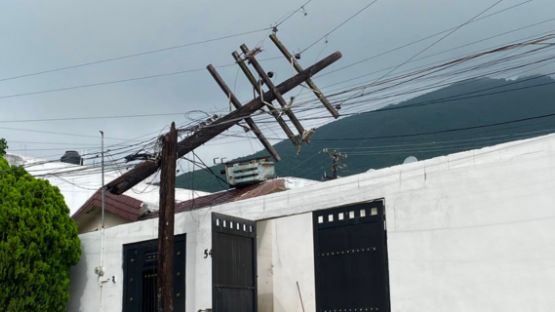 Poste se cae y deja 9 casas sin luz en Monterrey; acusan a CFE de omitir reportes