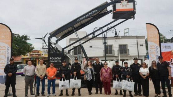 Entregan a policías de Cadereyta equipo táctico y tecnológico