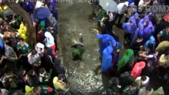 Aficionado celebra triunfo de México 'nadando' entre agua estancada