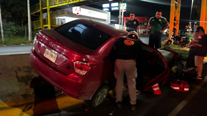 Joven queda atrapado al estrellar su auto en avenida Paseo de los Leones