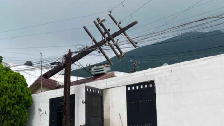 Poste se cae y deja 9 casas sin luz en Monterrey; acusan a CFE de omitir reportes