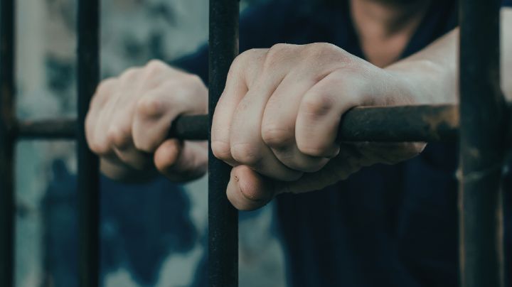 Hombre detenido por golpear a su madre muere en celdas de Monterrey
