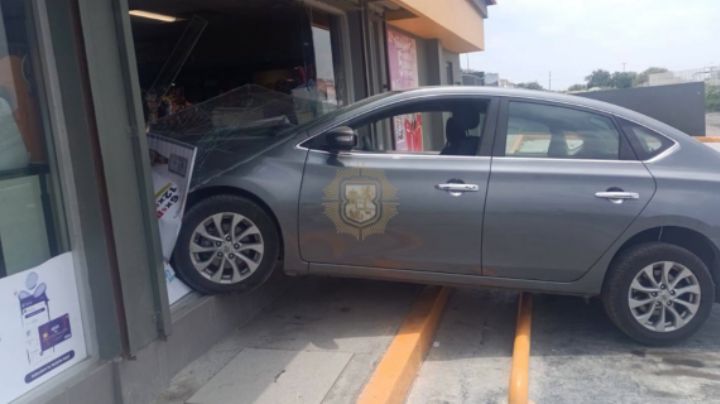 Conductor estrella su auto contra tienda de conveniencia en Escobedo