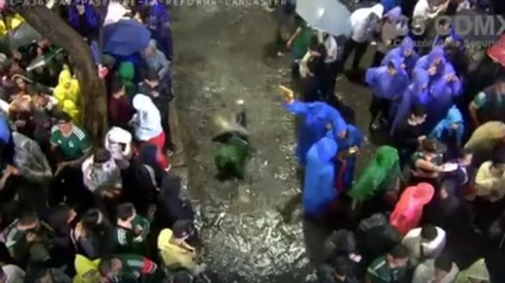 Aficionado celebra triunfo de México 'nadando' entre agua estancada