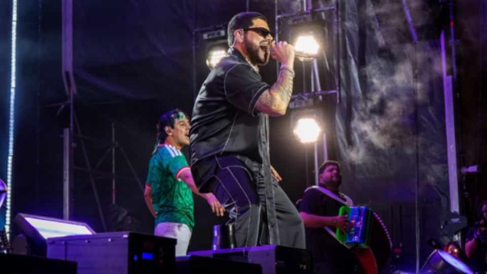 Más de 120 mil aficionados disfrutan del concierto de Grupo Firme en Fundidora.