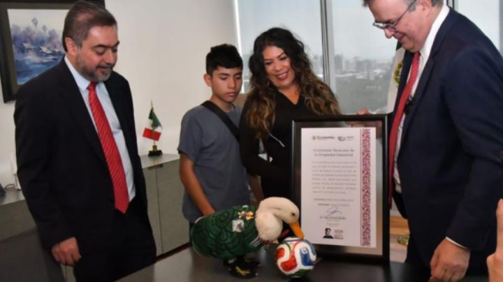 Pato Merlín recibe constancia que acredita su registro de marca ante el IMPI