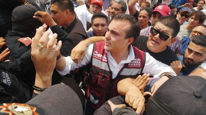 Vecinos de García protestan frente a AyD de Monterrey por falta de agua