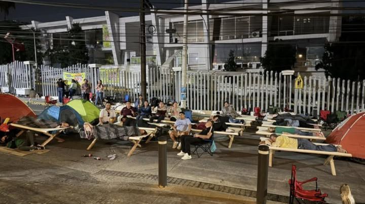 Habitantes de García pasan la noche en plantón por falta de agua frente a AyD