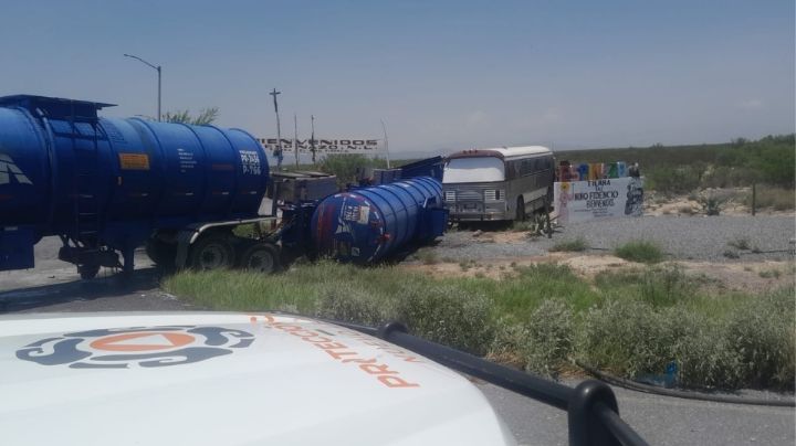 Chocan autobús y tráiler con autotanques de gasolina en Mina