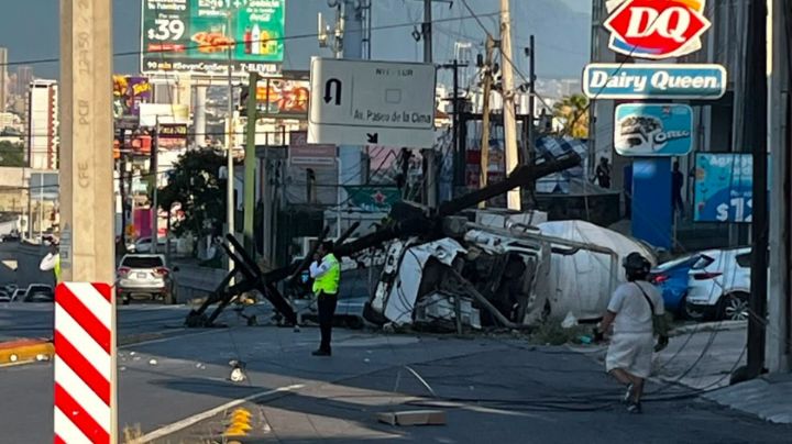 Volcadura de camión revolvedora moviliza a rescatistas en Paseo de los Leones