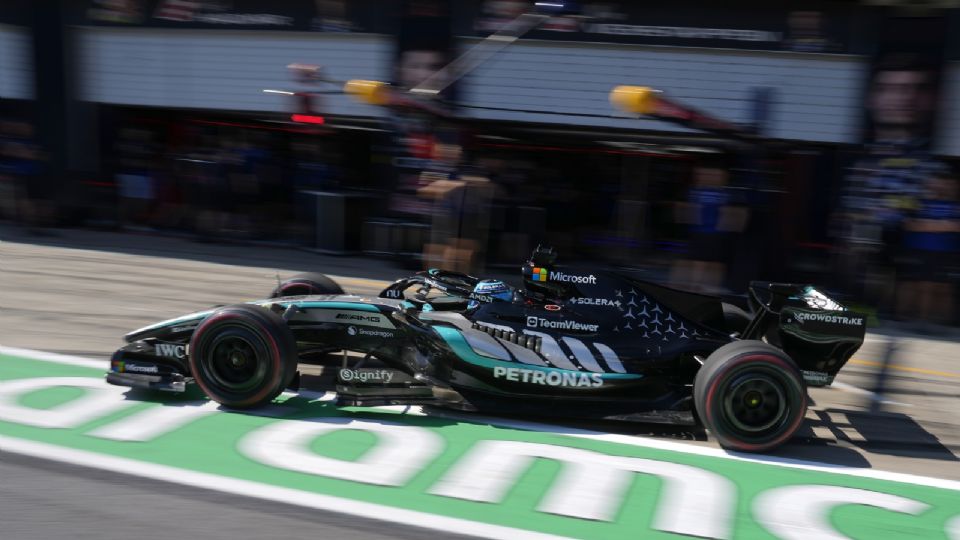 El piloto británico de Mercedes, George Russell, conduce en el carril de pits durante la sesión de clasificación del Gran Premio de Austria de Fórmula Uno, en el circuito Red Bull Ring de Spielberg, Austria, el 27 de junio de 2026.