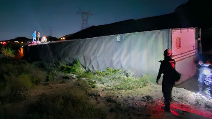 Vuelca tractocamión con productos de limpieza en la carretera Saltillo-Monterrey, en García