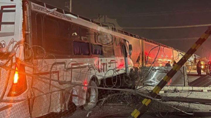 Camión de personal intenta ganarle al tren y termina siendo arrollado, en Escobedo