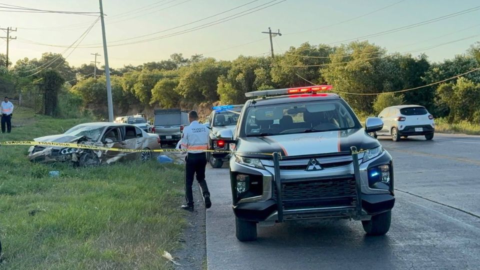 Choque entre auto y camioneta en la carretera Cadereyta-Allende