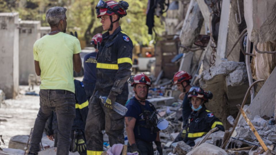 Integrantes del equipo de rescate de Francia realizan labores de búsqueda en un edificio afectado por los terremotos, este lunes en Catia la Mar, Venezuela.