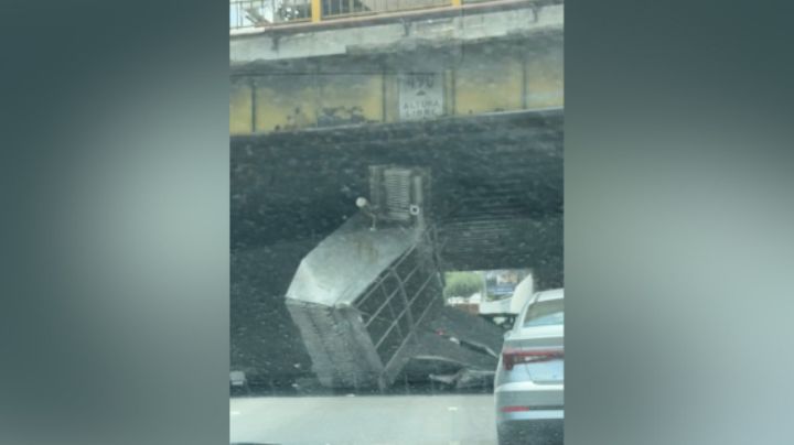 Camión se atora en vías del tren en Fidel Velázquez; vialidad queda colapsada