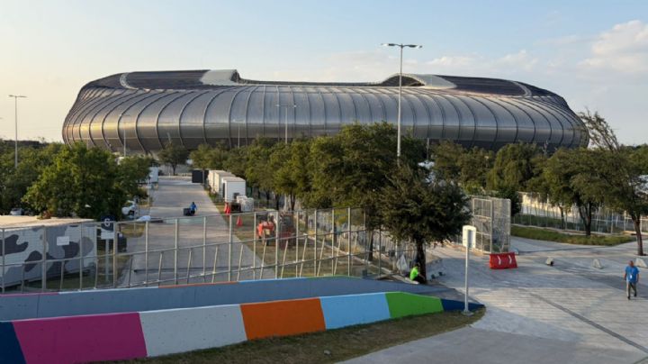 Retiran lonas del Mundial en el Estadio Monterrey tras último partido