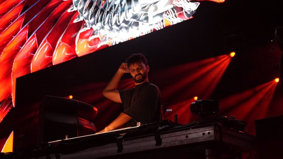 El artista, considerado una de las figuras más reconocidas de la escena electrónica internacional, apareció en el escenario principal ante miles de aficionados que permanecieron en el evento tras el encuentro mundialista para continuar con los festejos.