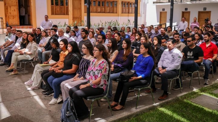 Apoya Santiago a estudiantes de la UANL con becas de sostenimiento