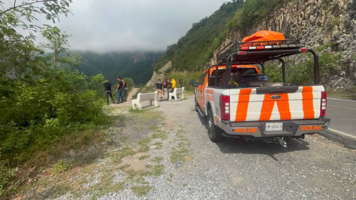 Localizan a mujer muerta junto a camioneta desbarrancada en Montemorelos