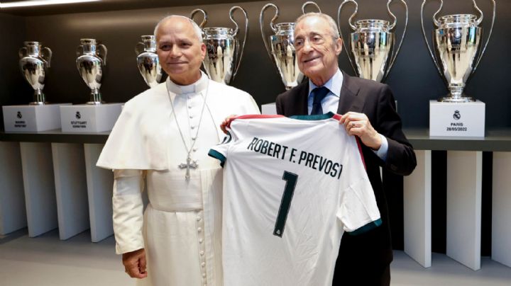 Florentino Pérez recibe al Papa en el Bernabéu y le obsequia una camiseta del Real Madrid