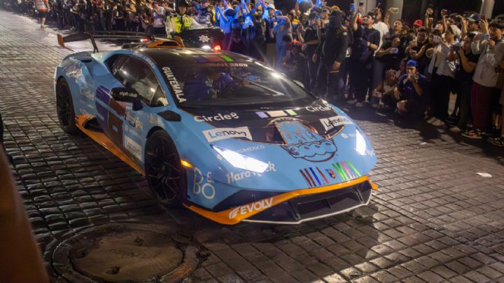 Rally de superdeportivos abarrota la Macroplaza con exhibición de lujo y la visita de Juca
