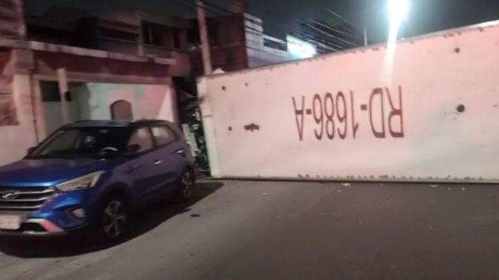Vuelca tráiler en San Nicolás y provoca fuga de agua