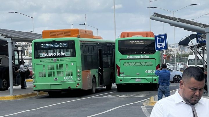 Chocan camiones urbanos en terminal C del Aeropuerto de Monterrey