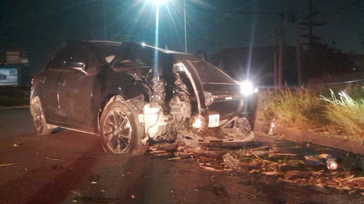 Hombre estrella su auto contra poste en avenida Lázaro Cárdenas, Monterrey