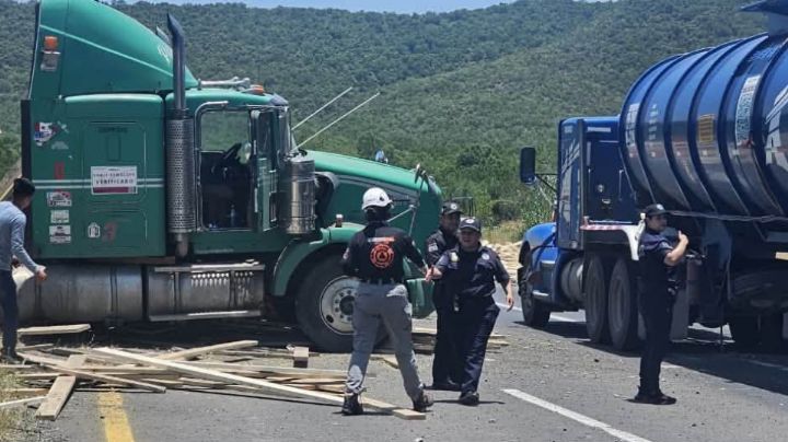 Tráiler tira carga de madera y provoca volcadura de camioneta en la Carretera Nacional