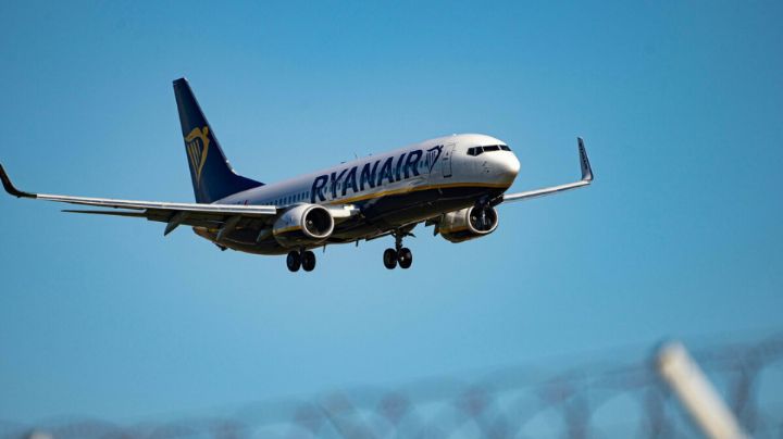 Pasajero sobrevive tras ser parcialmente succionado por una ventanilla rota en pleno vuelo