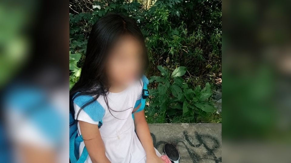 Abandonan a niña en CDMX; mamá la dejó en un parque y no regresó