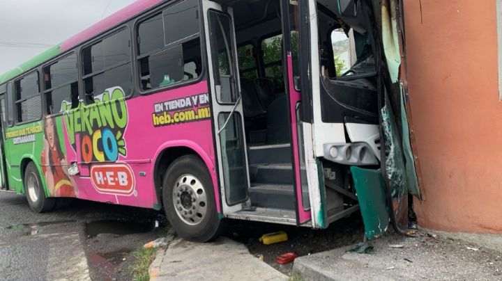 Abandona chofer camión tras aparatoso accidente en Monterrey