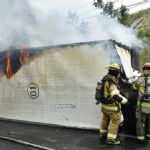 Se incendia camión de carga tras volcar en Monterrey