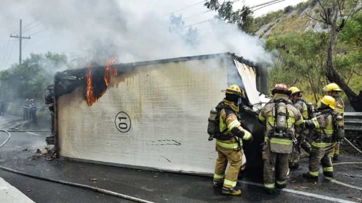 Se incendia camión de carga tras volcar en Monterrey