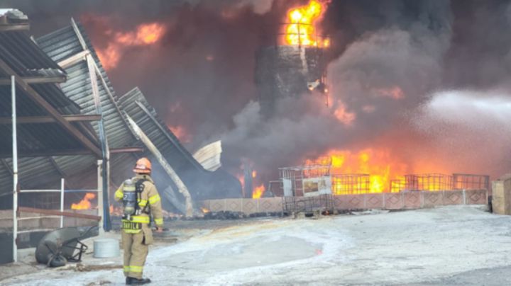 Se incendia aceitera en Zuazua; desalojan a 300 personas