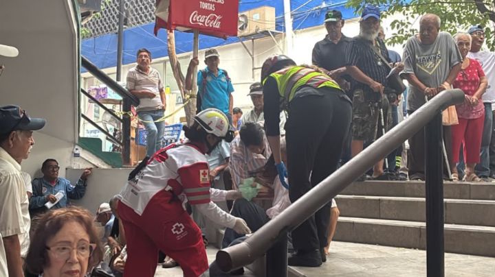 Hombre se marea y empuja por accidente a mujer frente al Banco Bienestar en Monterrey