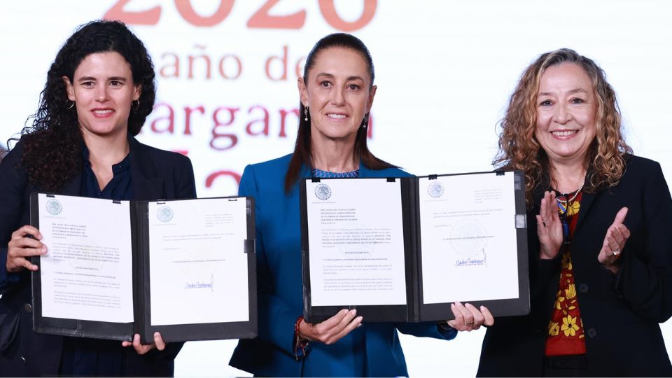 La presidenta de México, Claudia Sheinbaum (c); la consejera jurídica de la Presidencia, Luisa María Alcalde (i), y la subsecretaria del Derecho a una Vida Libre de Violencia, Ingrid Gómez Saracibar,